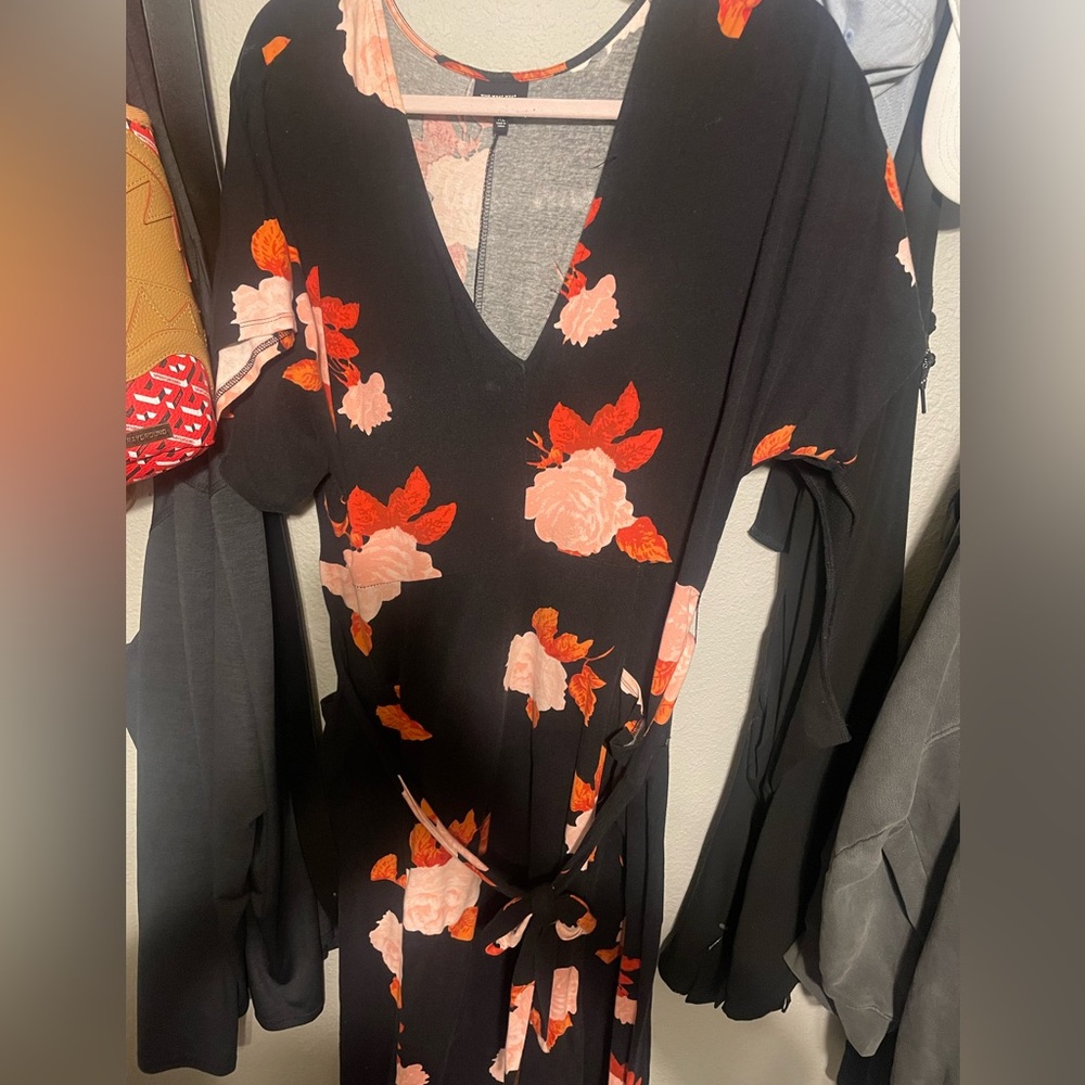 Beautiful XL floral dress. It has pockets and a sash